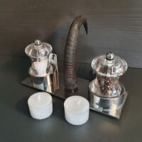 Menage aus Chromstahl mit Salz- und Pfeffermühle