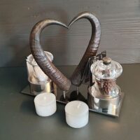Menage (mit Salz- und Pfeffermühle) aus Chromstahl mit Gamskrickel in Herzform