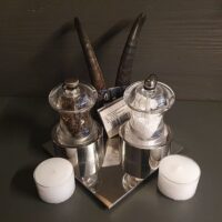 Menage aus Chromstahl mit Salz- und Pfeffermühle
