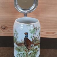 Bierhumpen mit Wildmotiv aus Steingut mit Zinndeckel